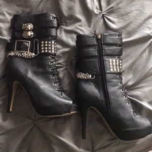 Avril Lavigne US size 8 heeled boot.